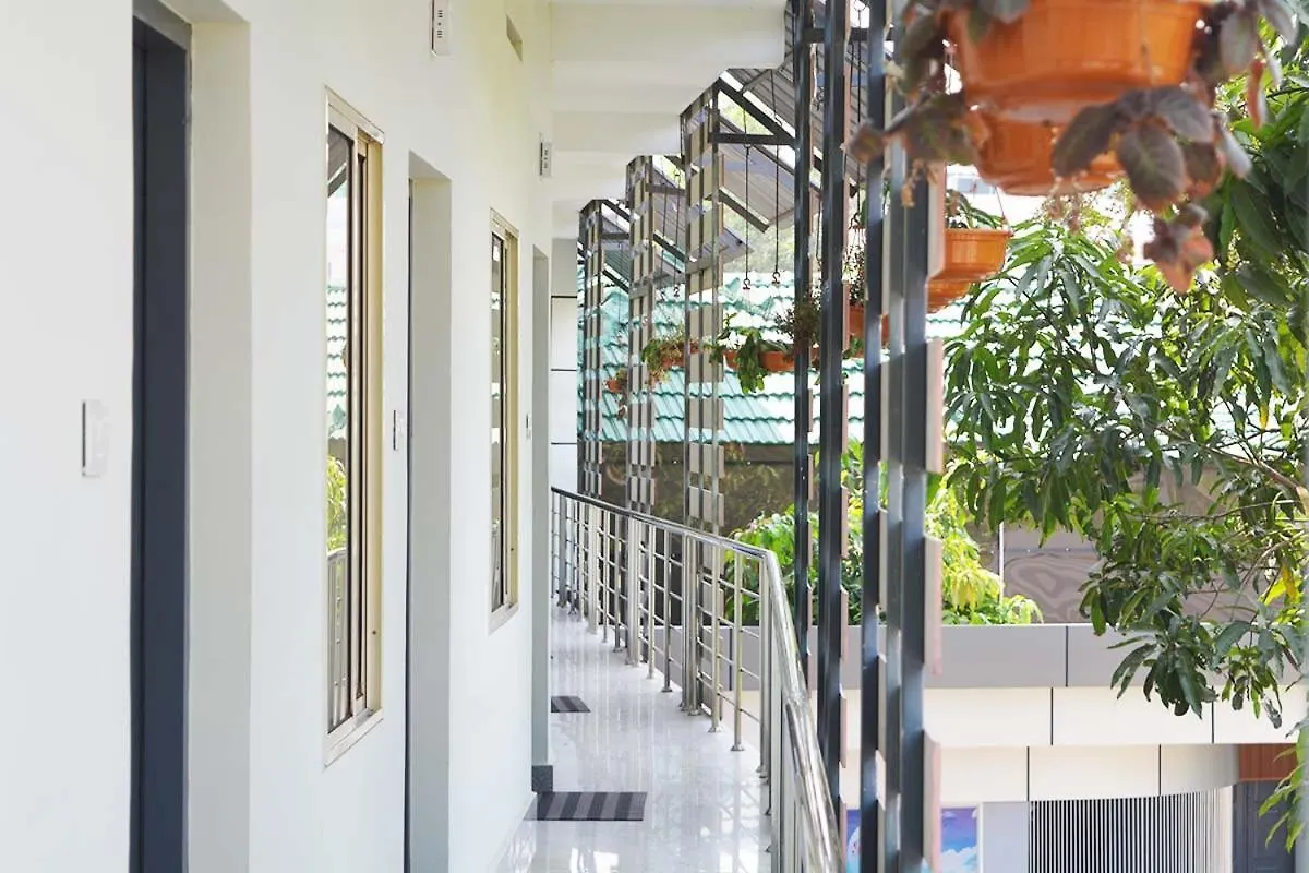 Jippus Galaxy Budget Air Port Hotel Kochi 0*,